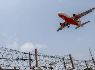 Tras el aterrizaje, el aparato fue trasladado a una zona de aislamiento, donde equipos de seguridad aeroportuaria, agentes policiales y especialistas en explosivos iniciaron una inspección del avión y del equipaje. Foto. EFE