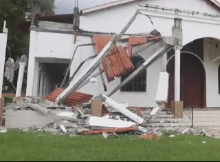  La imponente cruz del altar ha caído en medio de la capilla Santa Rosa de Lima, en el pequeño pueblo de Llano de Piedra, uno de los afectados por el potente terremoto de magnitud 7,7 en Panamá del pasado 9 de octubre. Foto. EFE
