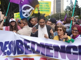 El senador Iván Cepeda (c) participa en una manifestación contra el Gobierno del ultraderechista Abelardo de la Espriella. Foto. EFE