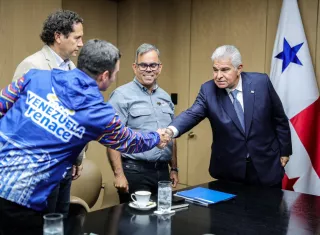 Una delegación de 34 ingenieros llegó a Panamá para evaluar daños en viviendas, escuelas, carreteras y puentes afectados por el sismo del 9 de octubre. El equipo trabajará junto a especialistas panameños.