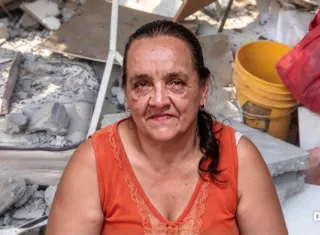 A la mujer de 69 años le cayó una pared encima. 