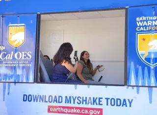 Personas interactúan en un simulador de terremotos este miércoles, en la Universidad de California en Los Ángeles. Foto. EFE