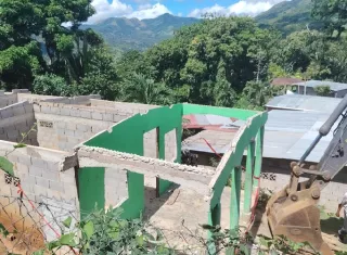 Los trabajos buscan despejar el área y estabilizar un talud para reducir los riesgos que enfrentan los residentes ante la presencia de bloques de considerable tamaño.