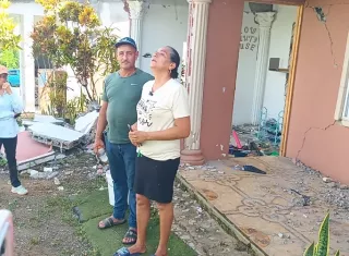 Isabel García, residente de la comunidad de Llano de Piedra, contó que tres viviendas  pertenecientes a una misma familia quedaron totalmente deterioradas. Foto. Melquíades Vásquez