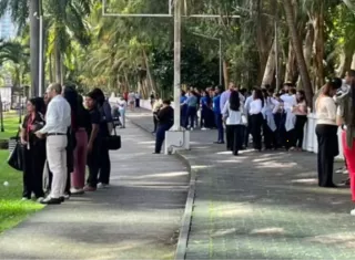 El movimiento telúrico sentido en la mañana de este jueves hizo que las personas desalojaran oficinas y edificios. 