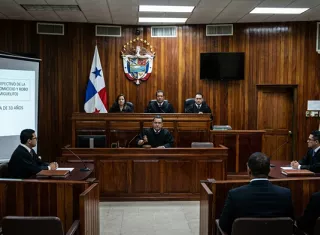 A inicios de octubre un Tribunal de Juicio lo declaró culpable por los dos delitos.  /  Imgen generada con IA