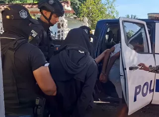 Entre los aprehendidos figuran tres adultos y tres menores de edad.  /  Captura de video