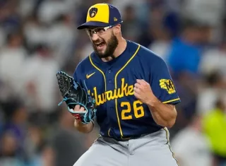 Aaron Ashby celebra el último out del triunfo de los Cerveceros de Milwaukee, que eliminaron a los Dogers de Los Angeles y avanzar a la Serie Mundial de Béisbol. Foto: EFE