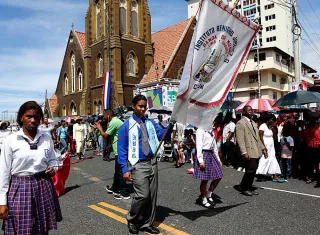 La Comisión de Festejos Patrios del Consejo Municipal de Colón recomendó cambiar la ruta de los desfiles programados para los días 3, 4 y 5 de noviembre en la avenida Bolívar, debido a los riesgos asociados a las antiguas edificaciones del casco de la ciudad.