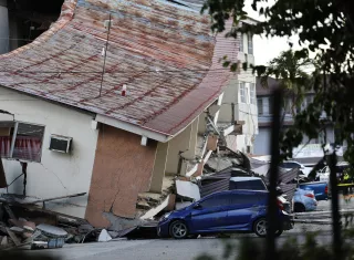 El sismo del 9 de octubre dejó más de 13 mil damnificados, viviendas destruidas y cientos de instalaciones afectadas. Mientras miles de personas siguen fuera de sus hogares, la solidaridad ciudadana y la ayuda humanitaria llegan a las comunidades más golpeadas.