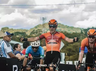 El español Xabier Berasategi (c) levanta sus brazos luego de adjudicarse la prueba de este viernes. Foto: Fepaci