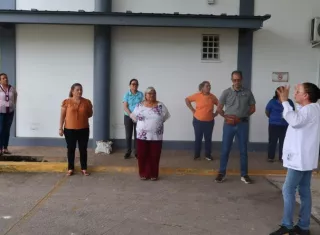 Dan apoyo emocional a familias afectadas por el sismo. Foto: Cortesía