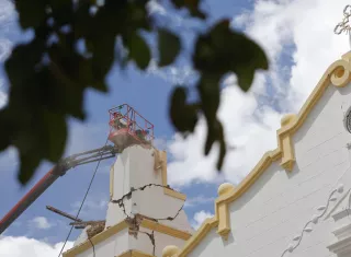 .- Una persona trabaja en la demolición de las torres de la Catedral San Juan Bautista, afectada por el pasado terremoto de magnitud 7,7, este jueves en Penonomé (Panamá). EFE/ Bienvenido Velasco
