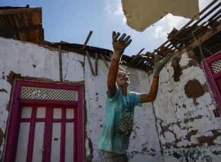 Un hombre trabaja en la demolición de una casa de quincha, luego del terremoto de magnitud 7,7 en La Villa de Los Santos. /Foto: EFE