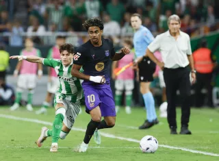 Lamine Yamal (d) lucha con Fran García, del Betis. /Foto: EFE
