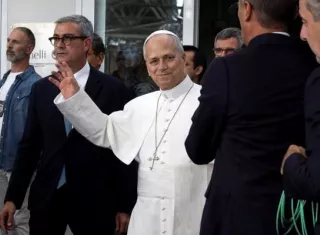 El papa León XIV abandona el hospital Policlínico Gemelli de Roma tras recibir el alta médica. Foto: EFE