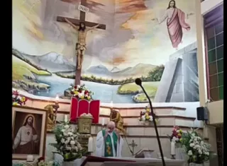  Patricio Alfredo Sánchez Molinari perdió la vida en una iglesia de Guayaquil cuando una pesada estructura de madera con la imagen de Cristo se desprendió detrás del altar. El accidente quedó registrado durante una transmisión en vivo.