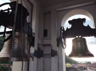 La iglesia San Felipe de Portobelo estrena cuatro campanas fabricadas en España, en vísperas de la celebración del Cristo Negro este 21 de octubre.