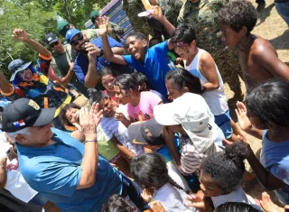 El presidente José Raúl Mulino visitó albergues en Veraguas. 