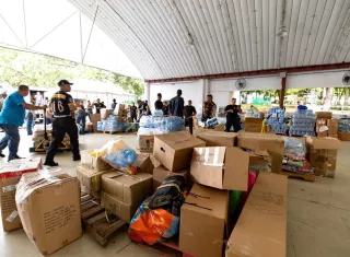 Los registros de la jornada detallan el envío de agua en cajas, paquetes, botellas y galones; 500 colchones y colchonetas; 60 sillas de ruedas; unas 500 cajas de insumos médicos, además de 420 bolsas y paquetes de comida para mascotas, según el Gobierno.
