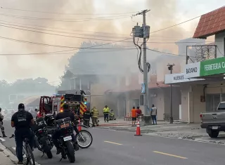 El incendio se concentró en el local de una ferretería que se ubica en la plaza comercial. 