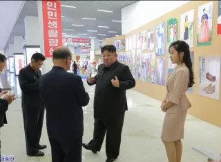  Medios estatales de Corea del Norte difundieron imágenes del dirigente en una exposición de calzado y ropa. Las fotografías se publicaron luego de versiones no confirmadas sobre una supuesta hemorragia cerebral y un traslado de emergencia a China.