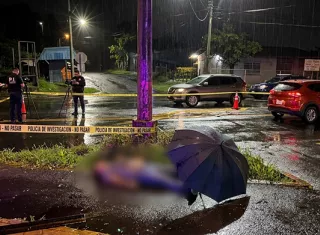 La victima falleció en la escena del accidente.  /  Captura de video mejorada con IA: Retén