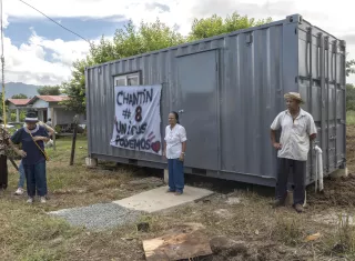 Las llamadas chantin son contenedores adaptados como alojamientos temporales. Cuentan con servicios básicos, una o dos camas, ducha, servicio higiénico y aire acondicionado.