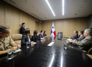 l ingeniero estructural estadounidense Hideki “Kit” Miyamoto durante una reunión con el presidente José Raúl Mulino este martes.