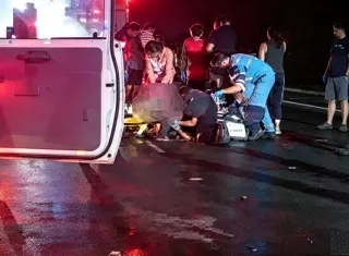 Los paramédicos intentaron reanimar al jinete, pero no recuperó los signos vitales.  /  Imagen mejorada con IA