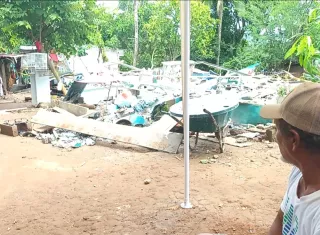 La vivienda quedó reducida a escombros, pero los 12 integrantes de esta familia de Soná siguen juntos, aferrados a la fe y a la esperanza de empezar de nuevo.