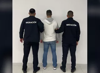 El tico tenía una orden de arresto en Estados Unidos por estafa y viajaba hacia Colombia.  /  Foto: Migración Panamá
