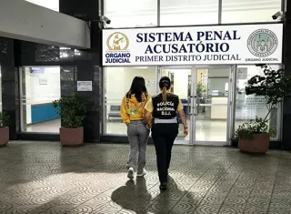 Cinco días después del crimen, la implica se entregó.  /  Imagen generada con IA
