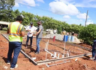 Construyen las primeras 31 casas mientras siguen las inspecciones tras el sismo
