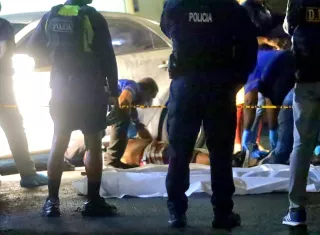 ilo Derick González, de 28 años, y un adolescente de 17 años fueron asesinados dentro de un sedán en calle Primera de Perejil. Las cámaras captaron la huida de los presuntos homicidas. Foto: Alexander Santamaría