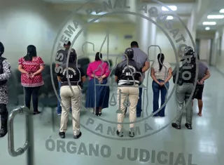 Los indiciados se mantienen en audiencia.  /  Imagen generada con IA