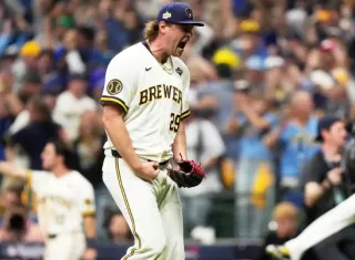 Trevor Megill festeja tras asegurar la victoria de los Cerveceros de Milwaukee sobre los Rays de Tampa Bay en el primer juego de la Serie Mundial. 