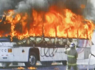 El autobús se incendió en la avenida Martín Sosa, en el sector de La Cresta. El fuego se propagó rápidamente y los pasajeros quedaron atrapados mientras intentaban escapar.