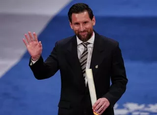 Lionel Messi se dirige a los asistentes luego de haber recibido el premio. 