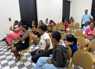 Atienden a familias afectadas por el sismo. 