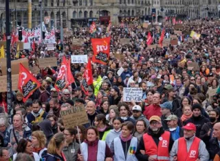 Estudiantes, sindicalistas y ciudadanos marcharon este sábado. Foto: EFE