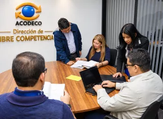 Cuando dos compañías se unen o una compra a otra, los consumidores podrían tener menos opciones y quedar expuestos a precios impuestos por empresas con demasiado poder. Acodeco ha revisado 18 de estas operaciones desde 2020.