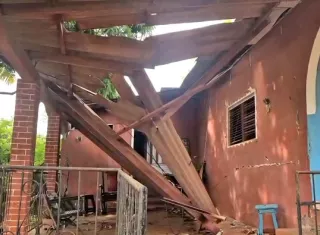 Una vez identificados los requerimientos en las comunidades, el COE coordina la logística de distribución con el centro de acopio habilitado en el estadio Flaco Bala, desde donde se articula el apoyo destinado a las zonas afectadas.