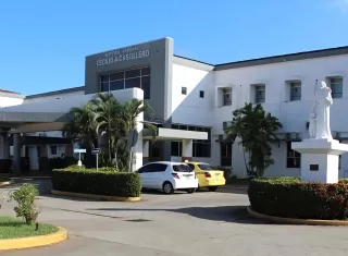 La decisión se tomó después de que ingenieros estructurales y expertos inspeccionaran el edificio para determinar si reunía las condiciones necesarias para retomar la atención médica.
