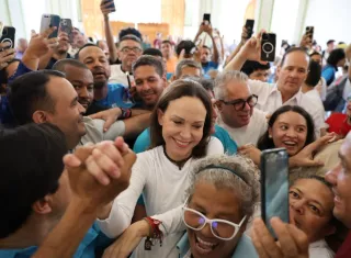 María Corina Machado regresó a Venezuela y es ovacionada
