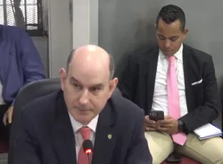 El ministro de Economía pidió que quedara constancia en el acta de la comisión sobre la expresión que, según denunció, utilizó el diputado de Vamos durante la discusión del Presupuesto General del Estado 2027.