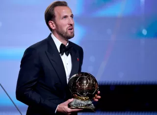 Harry Kane sostiene el trofeo del Balón de Oro. Foto: EFE