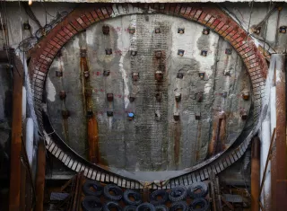 La gran tuneladora inició su recorrido a finales de 2024 y excavó cerca de 700.000 metros cúbicos de roca y tierra.