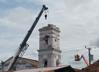 La iglesia San Atanasio de La Villa de Los Santos inició su restauración tras el terremoto. Los trabajos podrían durar más de un año.