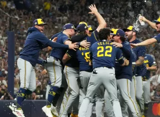 Jugadores de los Cerveceros de Milwaukee celebran después de haber conquistado la Serie Mundial.